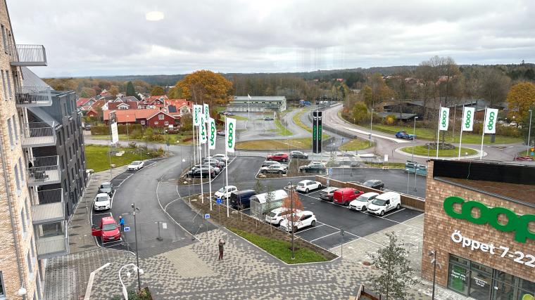 Utsikten från lägenheterna från de stora inglasade balkongerna.