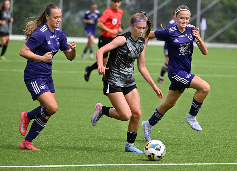 Det blev en tuff match för Meya Sandgren Bodén (till höger) och Lerums IS mot Elite XI Canada, som vann med 5-1.