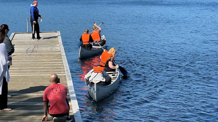 Det blåste ganska mycket på Kåsjön och det var knappt 15 grader i vattnet, så det var försiktiga paddlare som satte sig i kanoterna för att inte trilla i plurret.