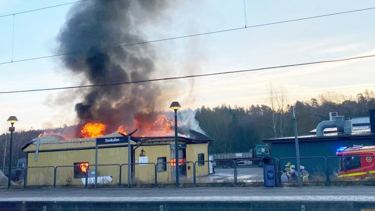 En fullt utvecklad brand pågick vid niotiden vid Stenkullens station i Lerum.