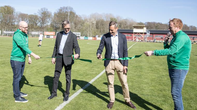 Nyrenoverade och upphottade Mjörnvallen invigdes av kommunalråden <span>Jan-Erik Wallin (M) och <span>Anton César (S).</span></span>