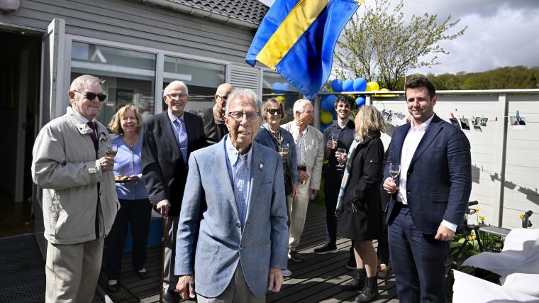 Gösta Engström firades ordentligt på 100-årsdagen av både familj, släkt och vänner. Här på baksidan av radhuset i vilket han köpte 1960.