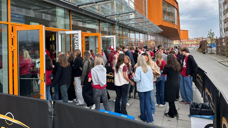 Redan en timme före tävlingens start var det lång kö utanför Partille Arena.