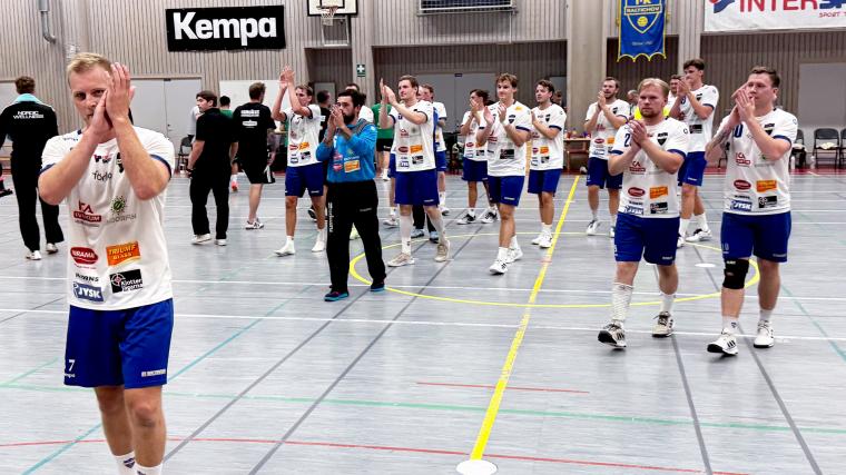 Lagkapten Anton Fjelner och resten av laget tackar publiken efter segermatchen mot Kungälvs HK.