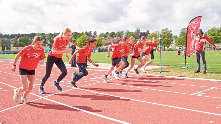 Ett av de första loppen på de numera 400 meter långa löparbanorna på Vallhamra IP.