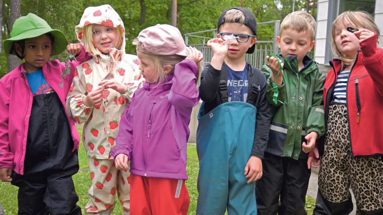 Förskolebarnen Oliver, Lotta, Saga, Oliver, Aston och Hedvig visar upp skräpet de hittat på gården.