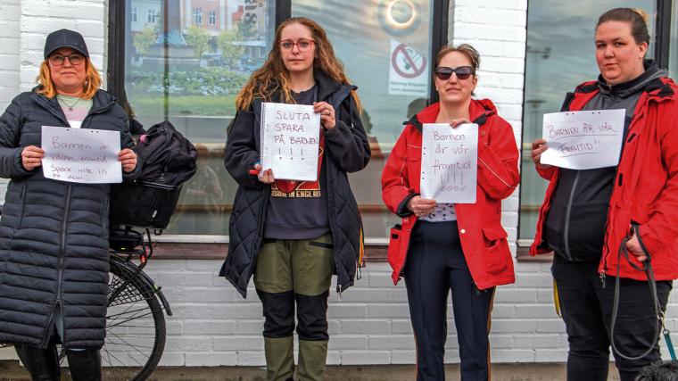 Linnea Eklund, förskolelärare, och Hanna Lundqvist, barnskötare, stod tillsammans med kollegor utanför Alströmerteatern den 27 mars. I en tyst manifestation hoppades de få fram sitt budskap till kommunpolitikerna som var på väg in till kommunfullmäktiges sammanträde.