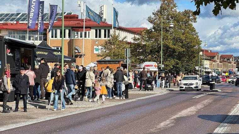 Det var korv, donuts, mandlar och ännu mer korv längs med hela Göteborgsvägen.