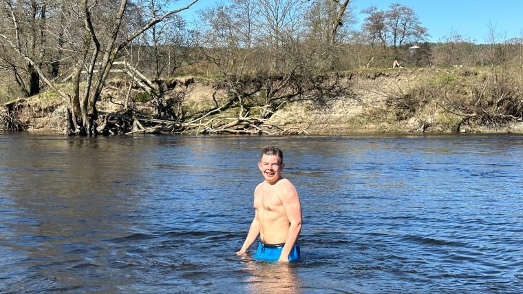 &Aring;rets första badpojk Oskar Berndtsson tyckte inte det var så kallt i Säveåns sjugradiga vatten.