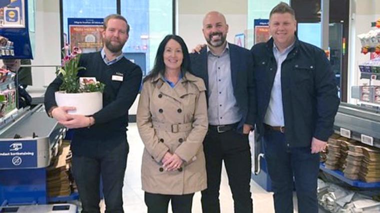 Kommunstyrelsens ordförande Marith Hesse lämnade över blommor och hälsade butikschefen Johan och övriga representater välkomna till Partille.