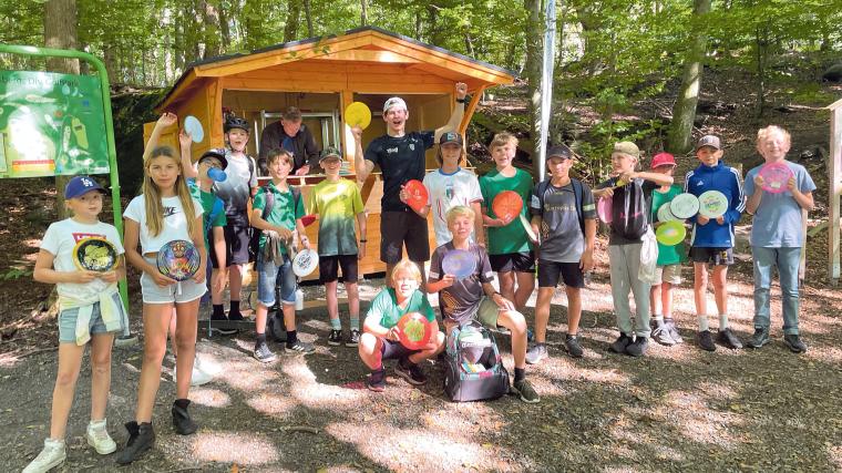 Veckan före skolstarten genomförde Mölnlycke Frisbee Club sitt årliga sommarläger som i år bestod av tre dagar ultimate och två dagar discgolf.