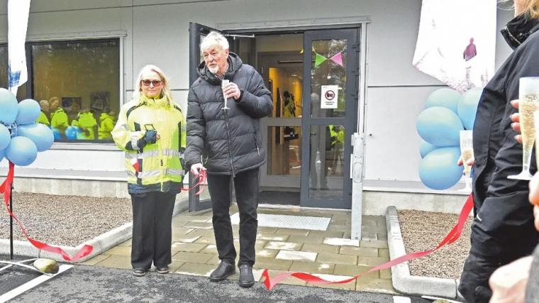 Härryda vatten och avfalls vd Jessica Sténhoff och styrelseordförande Bengt Johansson klipper bandet till Hindås vattenverk.