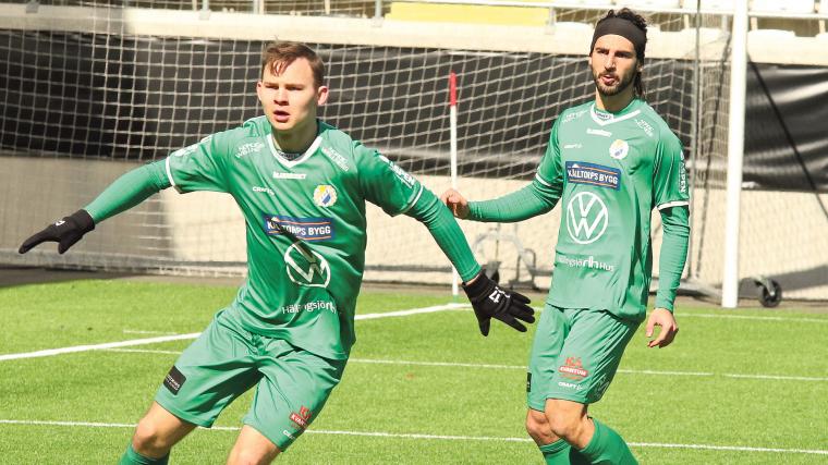 De grönklädda LIS-lirarna Filip Landegren och Efe Yildirim under division 2-matchen mot Sävedalens IF den 9 april.
