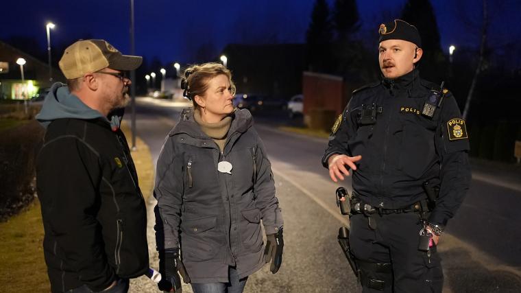 Trygghetsvandring i Rävlanda med kommunala tjänstemän, polis och lokala föreningsmedlemmar.