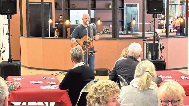 Johan Hellberg underhöll under timmen som premiären pågick och det var mycket publik som njöt av musiken.