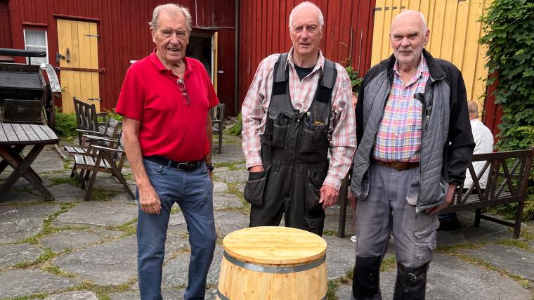 Lars Hansson, Jan-&Aring;ke Johansson, Sten-&Aring;ke Johansson har tillverkat den specialgjorda tunnan. 