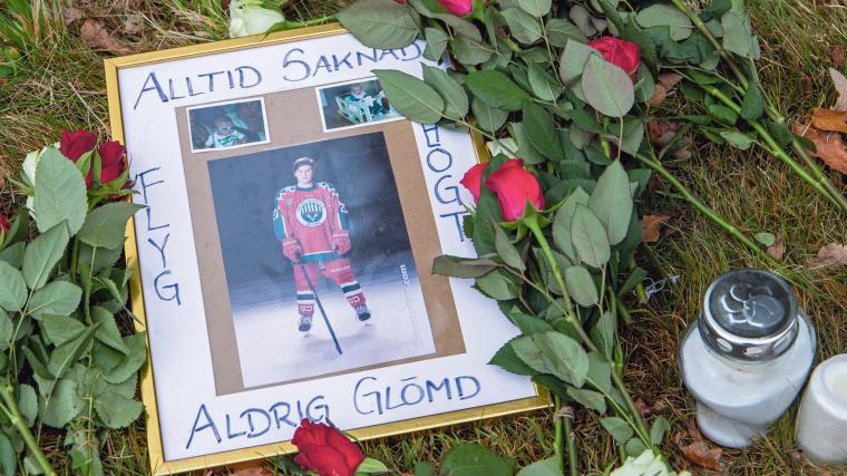 För ett år sedan hittades 15-årige Henrik från Alingsås död, en händelse som satt djupa spår bland stadens invånare. Henrik spelade för Frölunda HC och dagarna efter hans död hedrades han av klubben med en tyst minut.