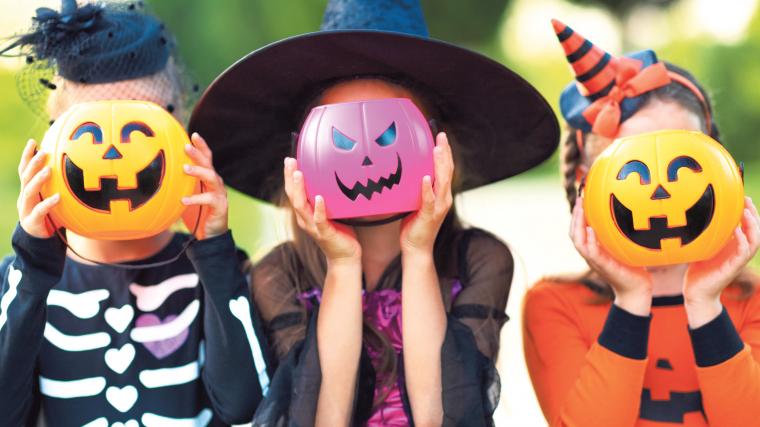 Halloween firas den 31 oktober medan Alla helgons dag inträffar första lördagen i november.