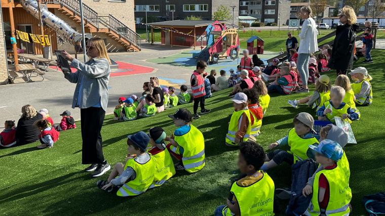 Fullt med barn i åldern 1-6 år på Kvarnängens förskola, som hejade på alla som sprang.