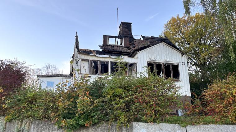 Räddningstjänsten från &Ouml;jersjö var snabbt på plats under söndagsnatten och kunde släcka branden utan att fler bostäder kom till skada. Så här såg bostaden ut på onsdagsmorgonen.