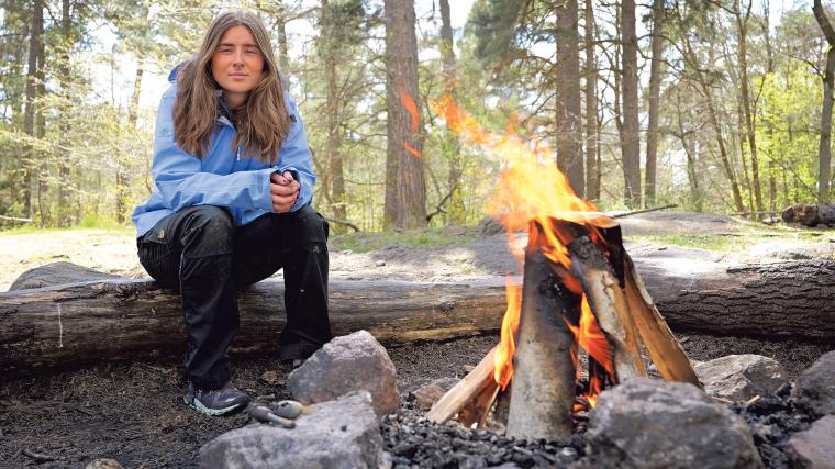 Sofia Carpevi, ledare i Friluftsfrämjandet, tipsar om viktiga saker att tänka på vid eldning och grillning i sommar.