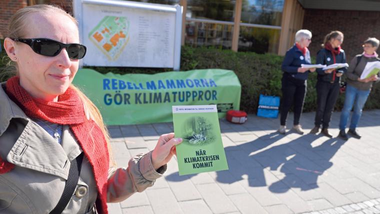 Rebellmammorna samlades utanför Dergårdsteatern innan kommunfullmäktiges sammanträde för att dela ut broschyren ”När klimatkrisen kommit”.