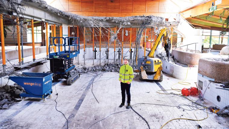 Projektledare Andreas Stark mitt i händelsernas centrum på botten av Vattenpalatsets största bassäng.
