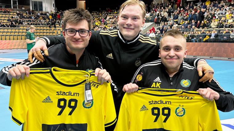 Gladast i Partille var Dino och Andreas som fick matchtröjor av Simon Möller med sina namn på att ta med sig till Lundaspelen. Garanterat är de kungar i Lund resten av veckan.