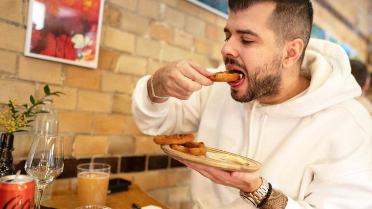 Nikola som driver matkontot @foodandcoffegbg testar restaurang Rollin Bistro Backyard.