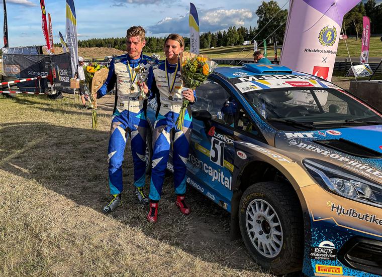 Rallyföraren Mattias Adielsson och kartläsaren Maja Bengtsson tog i dag sin första SM-medalj tillsammans då duon fick ett brons i rallysprint.
