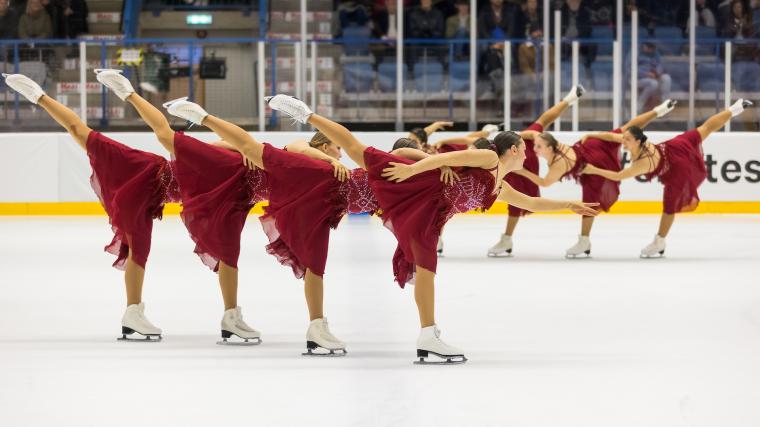 Team Inspire korta program genomfördes i vinröd dräkt.