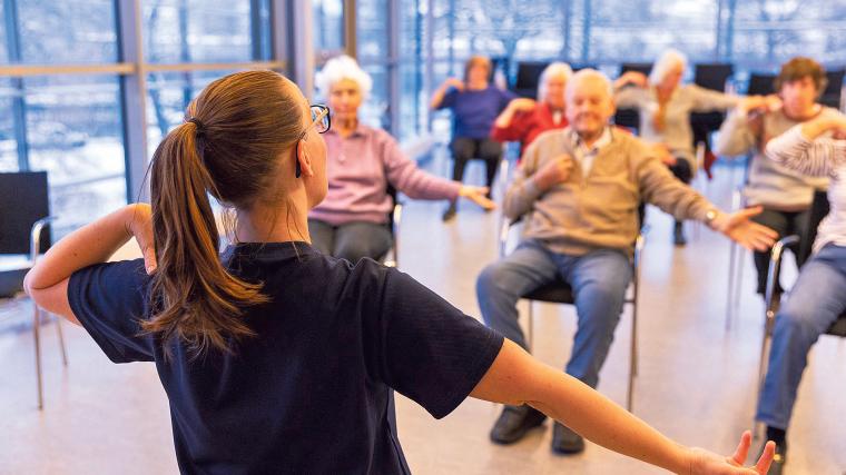 Sittgymnastik, caf och frgesport. Det r ngra av aktiviteterna som erbjuds p kommunens seniortrffar.