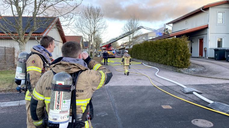 Röken som syntes ovanför villan kom från fastighetsbranden som pågick någon kilometer bort vid tågstationen.