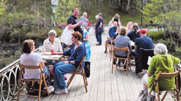 Kön till våfflorna hos Jonsereds hembygdsförening i Porthuset var lång, då många ville passa på att fika på den gamla portbron.