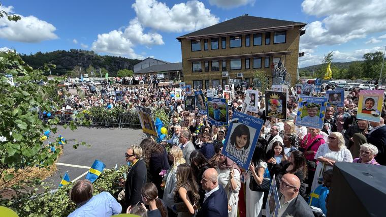 Knökat med anhöriga och nyfikna fanns på plats när utspringet från Partille Gymnasium gick av stapeln med pompa, ståt och konfetti.