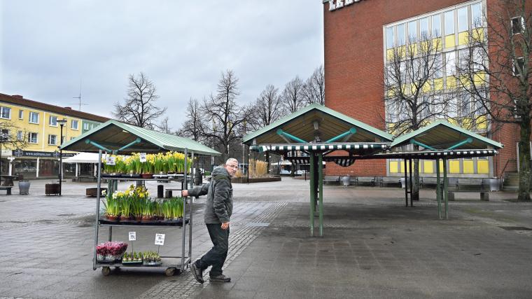 Hussein Jasim har drivit Alis blomster & grönt sedan 1999. Nu hotades verksamheten av nya bestämmelser i torgstadgan.