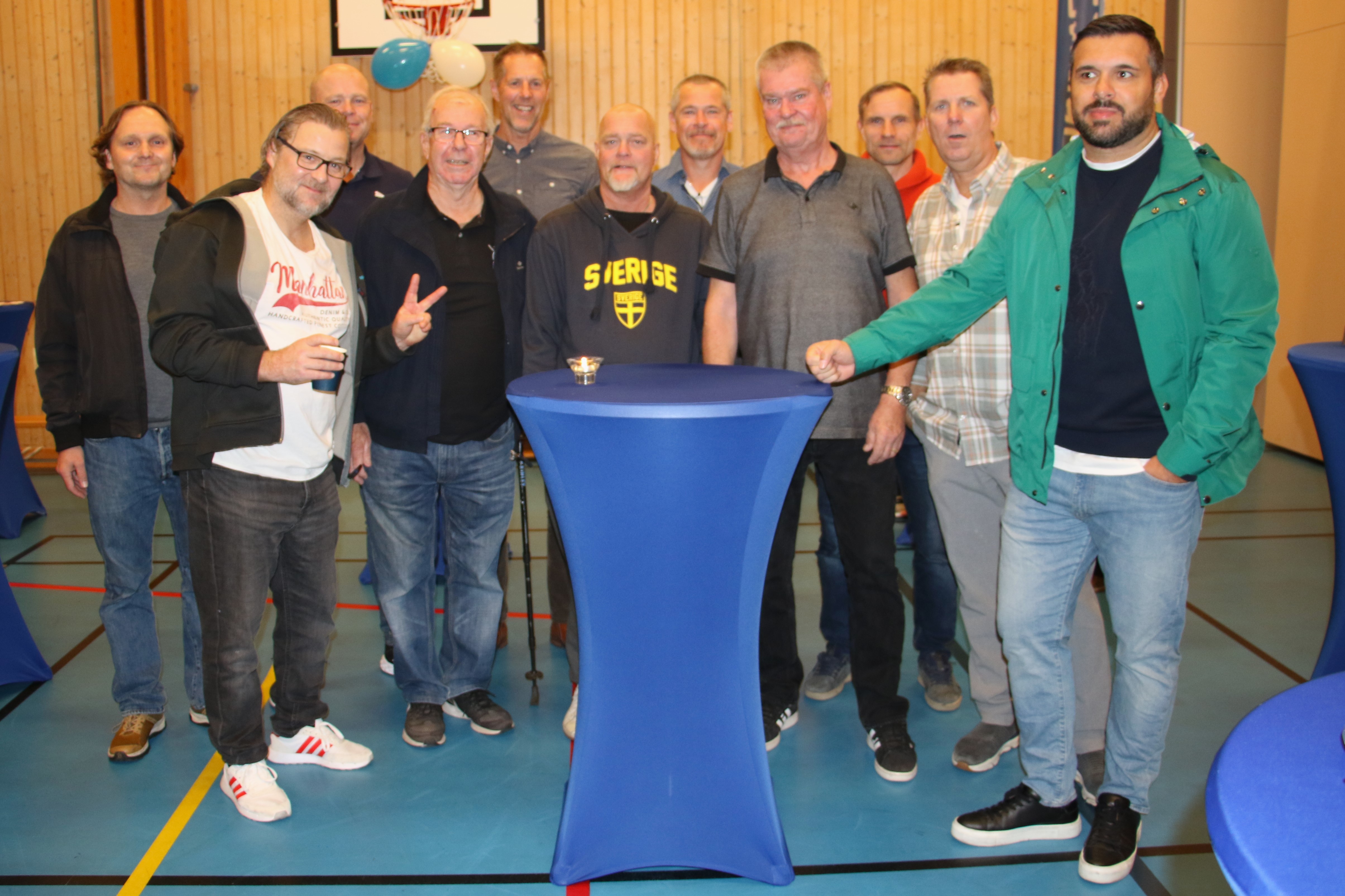 Gamla spelare och ledare: Niklas Pålsson, Rickard Grahn, Rickard Granat, Janne Hurtig, Mats Edsand, Håkan Isaksson, Ulf Palmqvist, Mats Palmqvist, Tobias Hammarstedt, Christer Grahn och Edmond Shala, som är lagets nuvarande tränare.