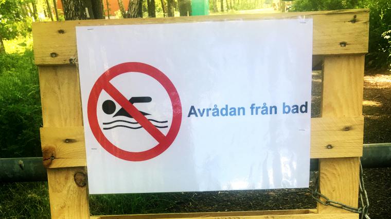 En skylt varnar folk från att bada i Torskabotten i Tollered, tills vidare.