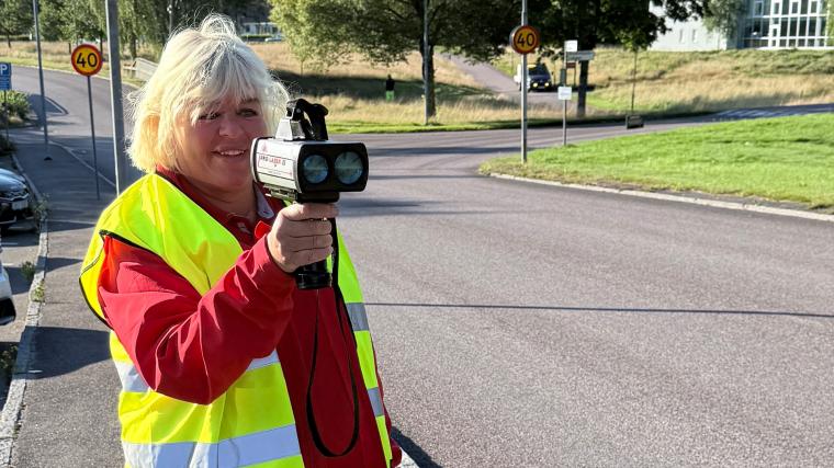 Lena Karlsson från NTF berättar att hälften av alla bilister kör för fort utanför skolor. Vid Oxledsskolan är det även tyvärr många bussar i linjetrafik som inte håller hastigheten.