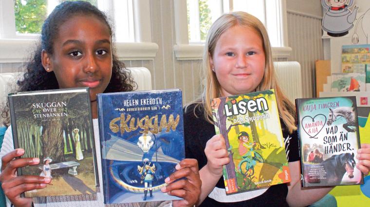 Bokslukarna Yasmine och Ellen trivs i Rävlanda bibliotek och har sett fram emot sträck- och skräckläsning med \