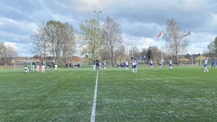Inför avspark i division 6-mötet mellan Lekstorp och Götaholm i Gråbo, matchen slutade 3 – 5.