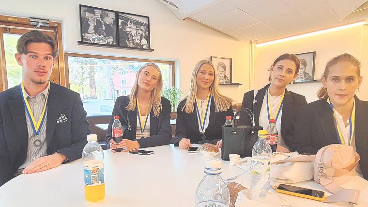 Hulebäcks SM-silvermedaljörer i juridik efter finalen i Stockholm: Jesper Lantz, Fanny Nordberg, Emma Krantz Bjureberg, Freja Benjaminsson och Amelie Hagberg.