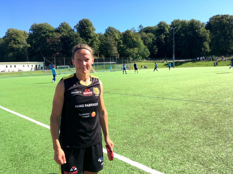 Jessica Julin är tränare för Alingsås IF:s herrlag i division 3 och den tid som blir över lägger hon på spel i division 2 med Tollereds IF.