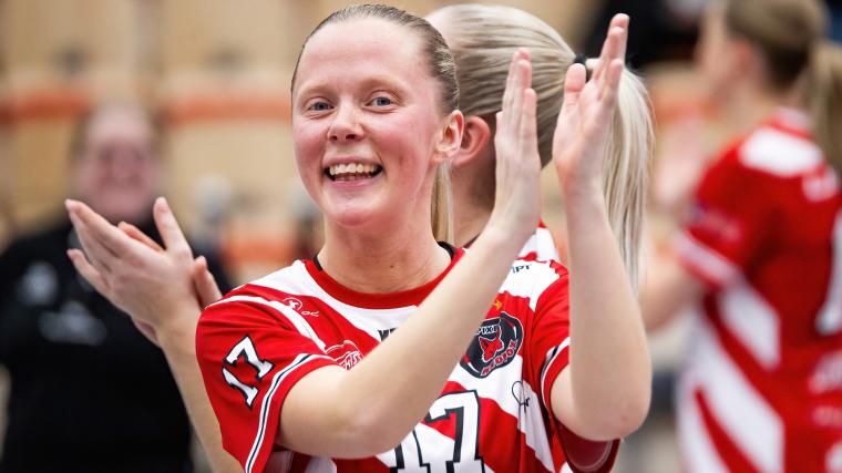 Emma Stenborg var extra glad efter semifinalen mot Västerås Rönnby då hon gjorde tre mål och två assist.