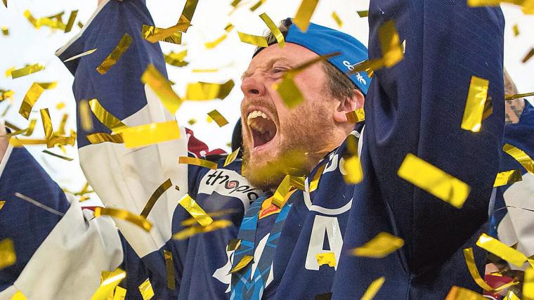 Carl Klingberg, Zug, lyfter guldpokalen för andra året i rad i Schweiz. Nu ser han fram emot VM i Finland med Tre Kronor. ”Det finns kanske lag som ser starkare ut på pappret, men vi ser också starka ut så det är bara att gå ut och köra”, säger han.