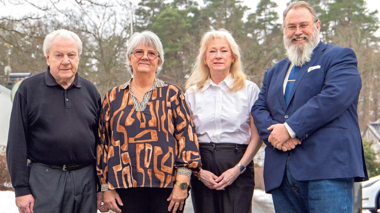 Från vänster i bild står Lars Jaeger, Kristina Poulsen, Jill Holm och slutligen Boris Jernskiegg. Sällskapet är tidigare medlemmar i Sverigedemokraterna i Alingsås. I dag är de kvar inom politiken i flera nämnder, dock inte bundna till något parti.