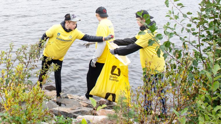 Ungdomar från hela regionen hjälpte till att städa kuster och sjöar i samband med Strandens dag 2023.