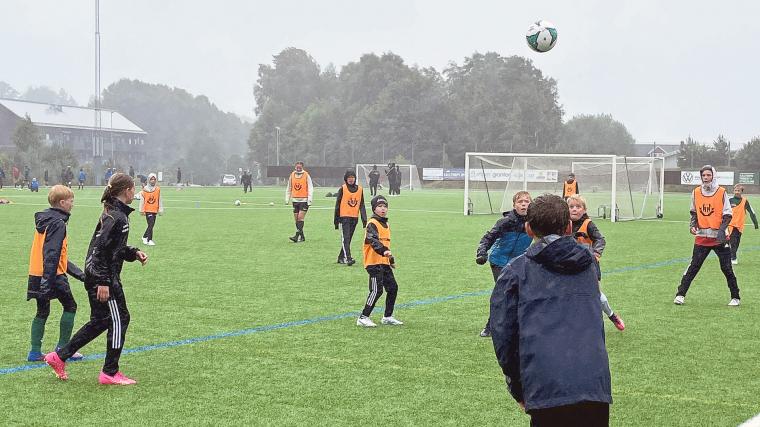 I alla fall ingen tur med vädret för fotbollsskolan i Landvetter vecka 32. Fotbollsskolan genomfördes även under två veckor före midsommar och totalt har cirka 450 tjejer och killar från Landvetter IF och Landvetter IS deltagit.