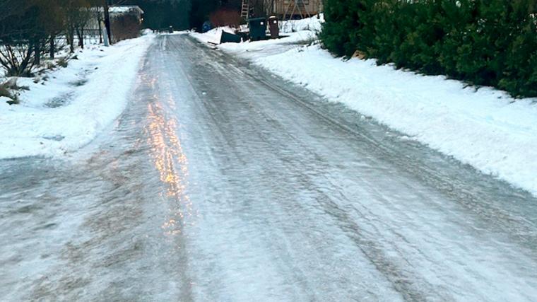 Extremt halt, framförallt i Stannum och Olstorp men även på många andra delar i regionen så ta det försiktigt.