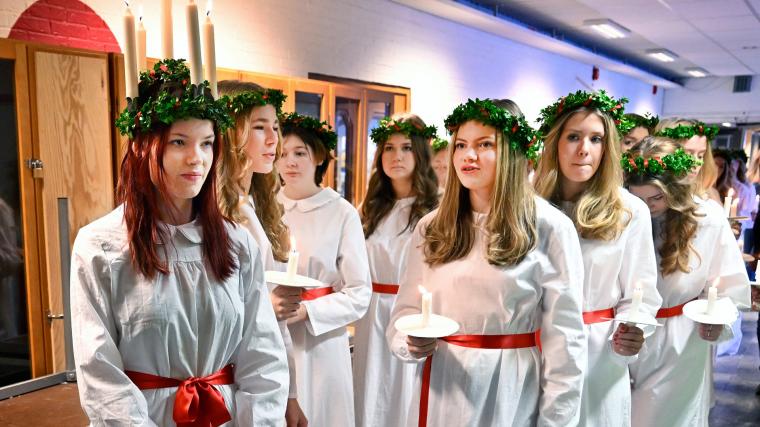 &Aring;rets lucia Auli Külmsaar tillsammans med tärnorna var laddade för uppgiften sekunderna innan tåget startade.